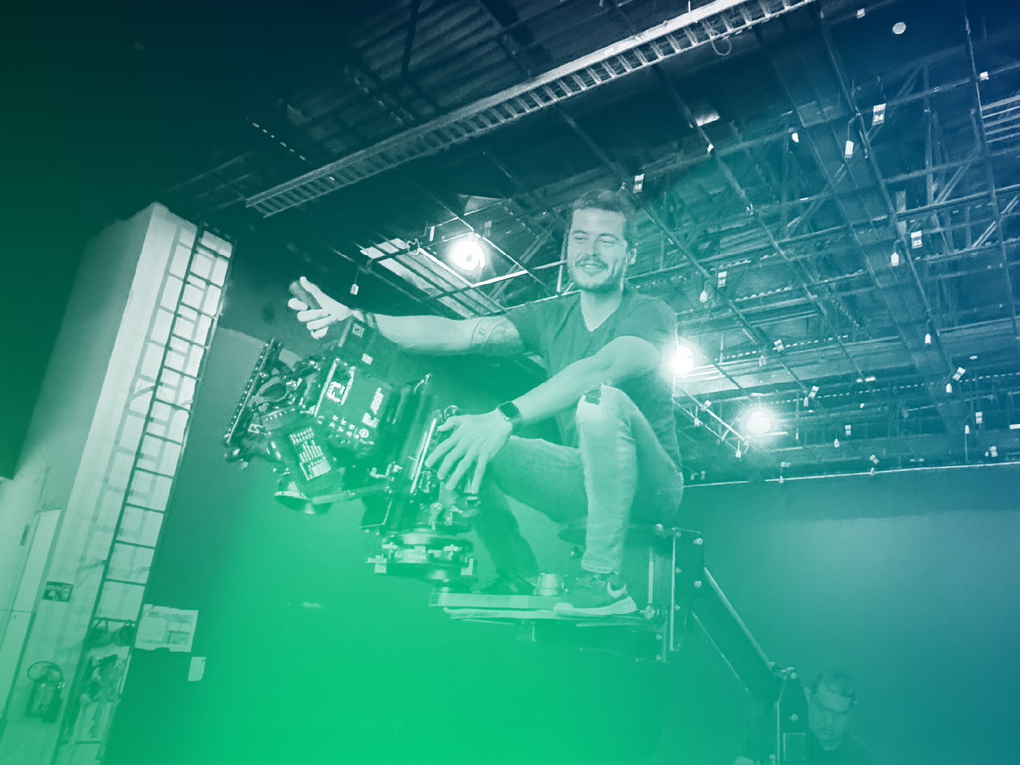 Antonio Sáizar, a proud Tapatío, director and entrepreneur with 15 years of experience in visual innovation, product innovation, and creative advertising. He leads brand development at Aurea.